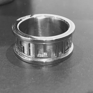 New silver band ring with cut design